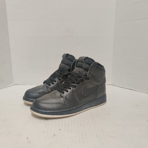 Jordan retro 1 black perforated sz 7 women/ 5.5y - Picture 1 of 8